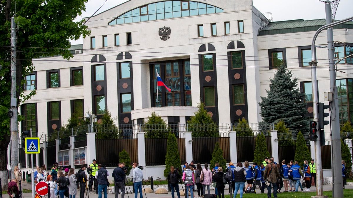 Do brány ruské ambasády v Kišiněvě vrazil automobil